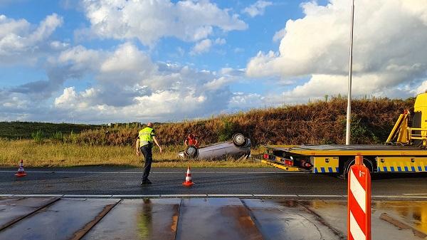 Auto vliegt over de kop bij knooppunt Gieten (video)