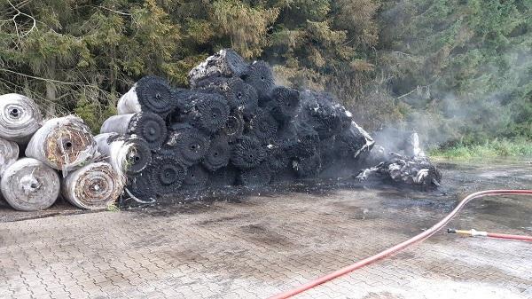 Brandweer lange tijd bezig met brand in grote bult met balen