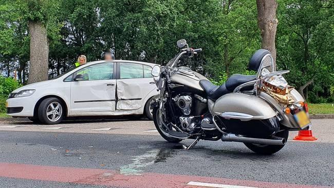 Bestuurder van motor gewond bij aanrijding in Dieverbrug (Video)