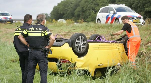 Gewonde nadat auto over de kop slaat op A28 (video)