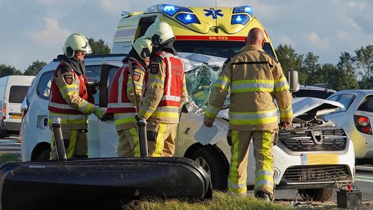 Acht personen naar ziekenhuis nadat auto over de kop slaat (Video)