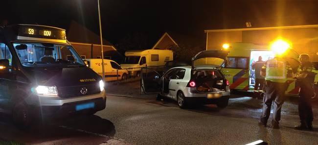 Auto en streekdienstbus botsen op elkaar (Video)