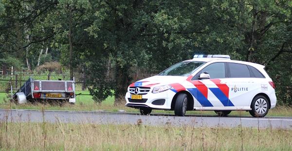 Aanhanger schiet los en komt in sloot terecht