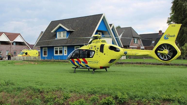 Traumahelikopter ingezet nadat persoon van ladder valt (video)