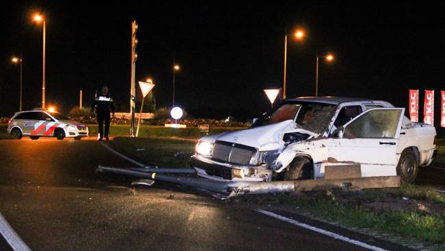 Automobilist rijdt lantaarnpaal omver: auto raakt zwaar beschadigd (Video)