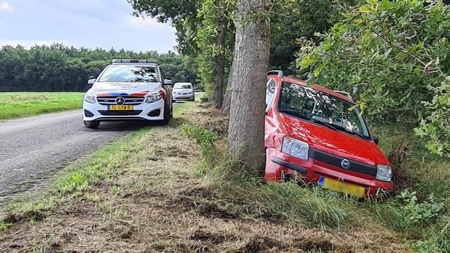 Auto raakt van de weg in Valthermond (Video)