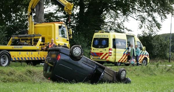 Auto raakt van de weg en slaat over de kop