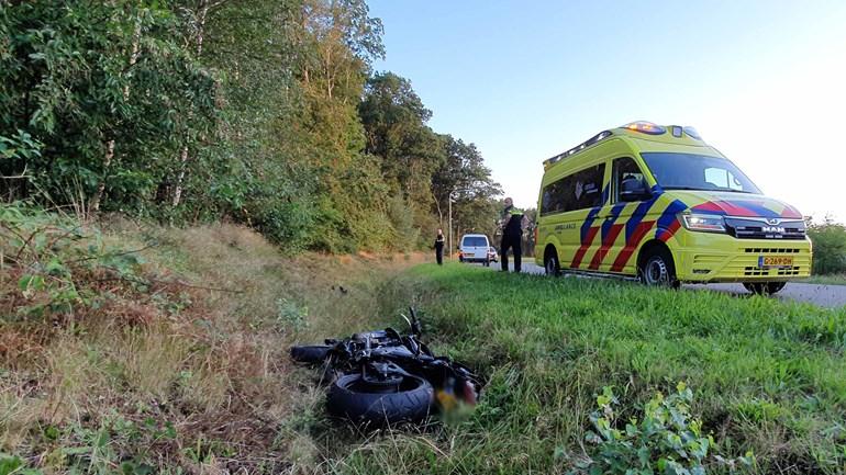 Motorrijder de sloot in na eenzijdig ongeval (video)