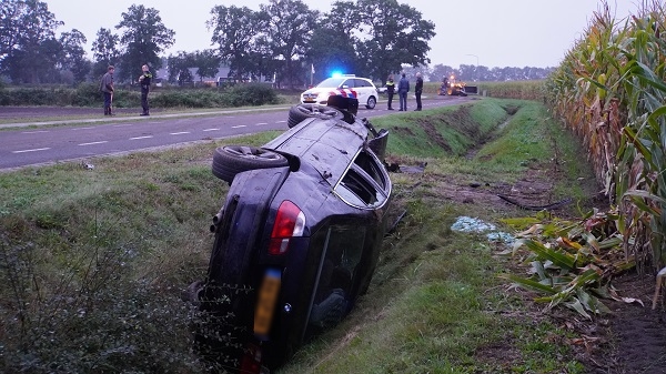 Auto vliegt over de kop en in de sloot door modder op de weg (video)