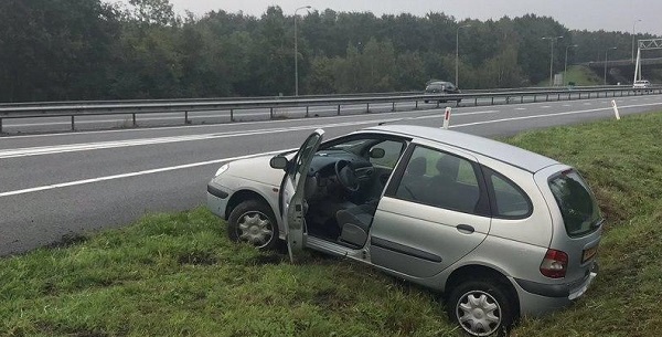 Auto vliegt vanaf de A28 de sloot in, bestuurder ongedeerd