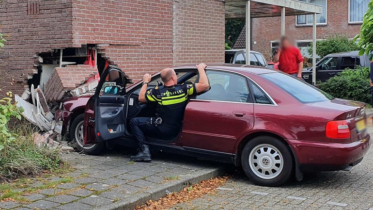 Bestuurder geeft gas in plaats van remmen: auto rijdt schuur binnen (video)