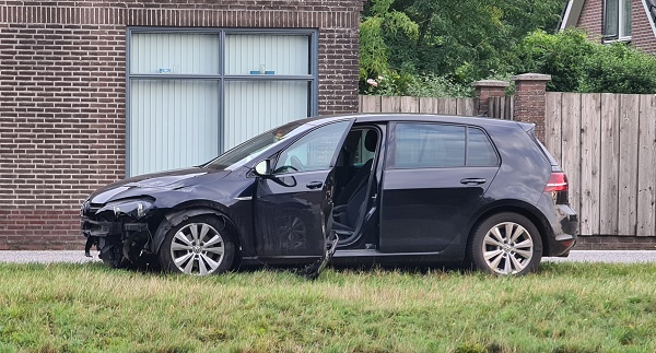 Auto zwaar beschadigd na botsing in Bovensmilde