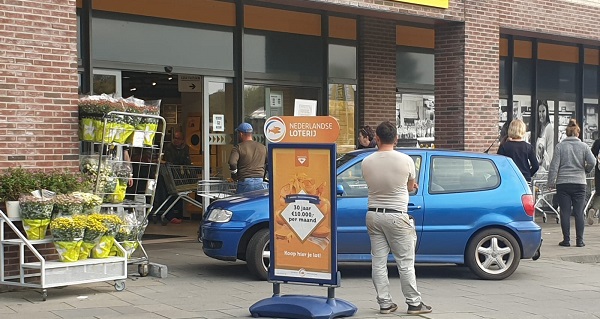 Automobilist rijdt bijna supermarkt binnen in Smilde