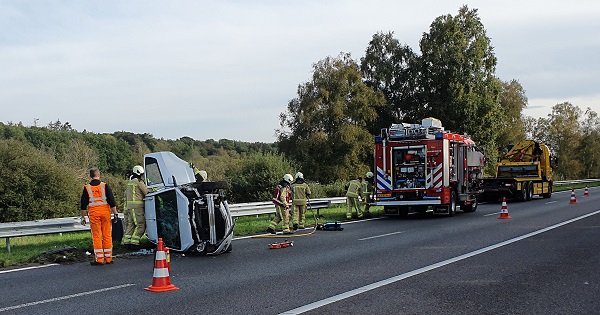 Auto op de kant bij ongeval op A28 (video)