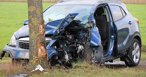 Traumahelikopter ingezet nadat auto tegen boom botst (video)