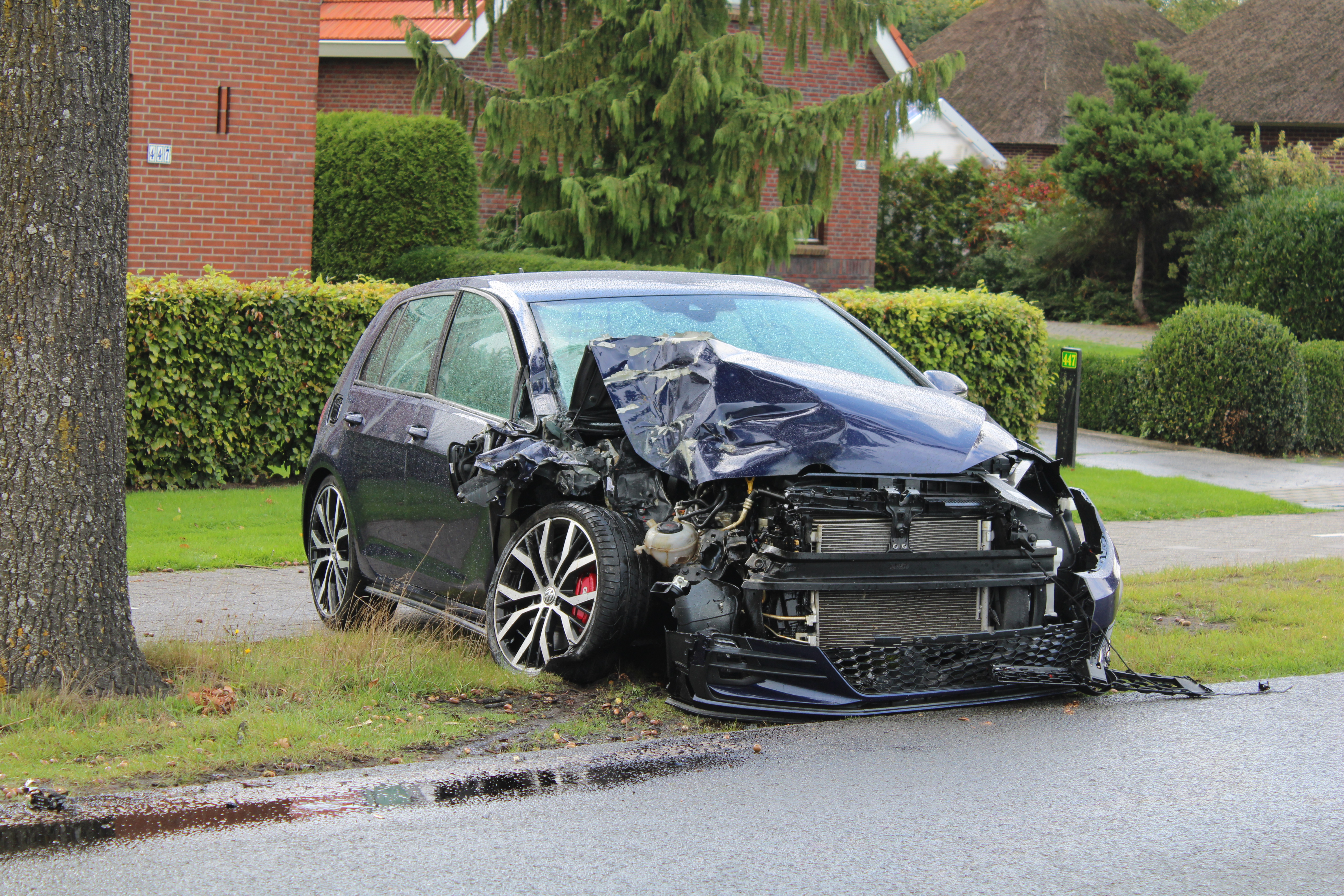 Auto zwaar beschadigd na botsing met trekker