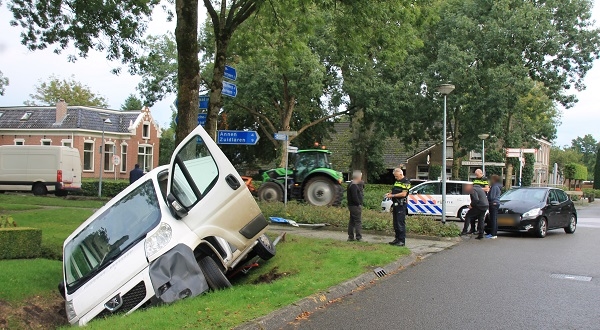 Busje de sloot in na botsing met auto (video)