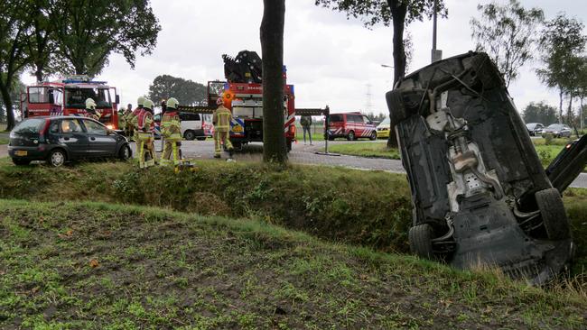 Flinke ravage door ongeval: auto op de kop in de greppel (Video)