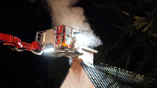 Brandweer uren bezig met lastige schoorsteenbrand (video)