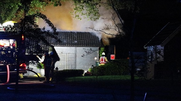 Caravan, auto en schuur in vlammen op bij felle brand (video)