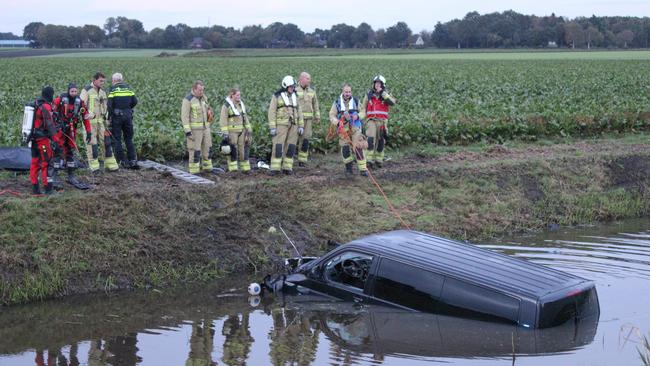 Busje raakt te water: een persoon gewond (Video)