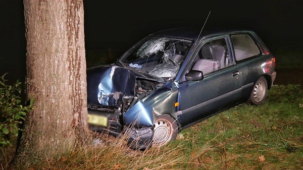 Bestuurder van auto gewond na botsing met boom (video)