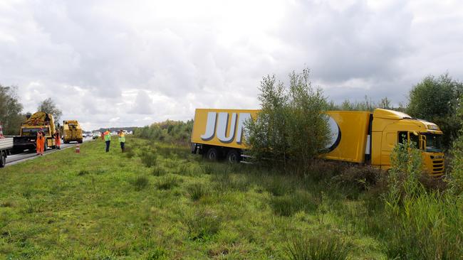 Vrachtwagen raakt van de A28 en belandt in middenberm (Video)