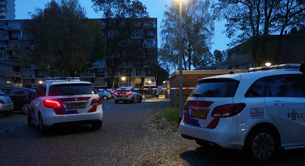 Man (21) op straat neergestoken door man met mogelijk een bivakmuts (video)