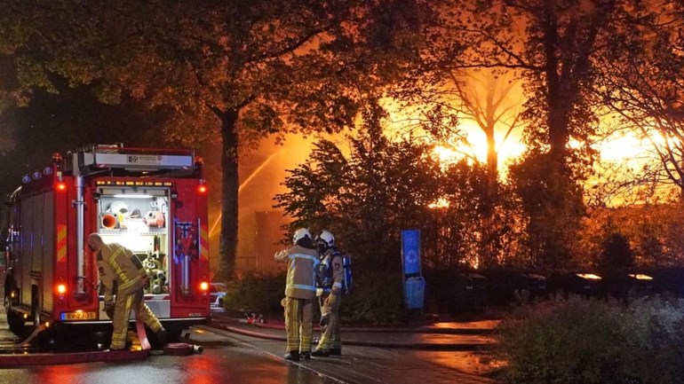 Uitslaande brand verwoest sporthal in Roden (Video)