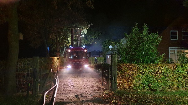 Schuur volledig afgebrand naast woning (video)