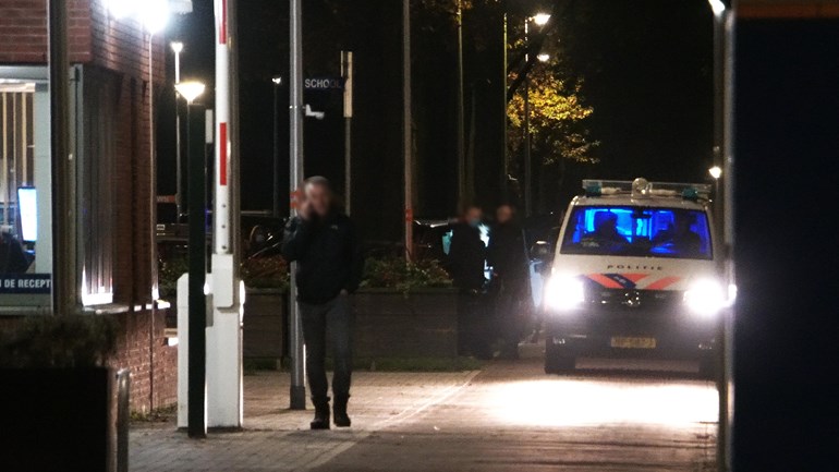 Man bedreigt met mes anderen in AZC: politie schiet man in voet (Video)