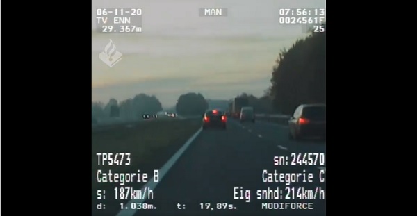 Met een piek van 214 km/h over een 100 gebied: voor tweede keer rijbewijs kwijt