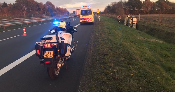 Bestuurder van busje raakt onwel en schiet sloot in naast A37