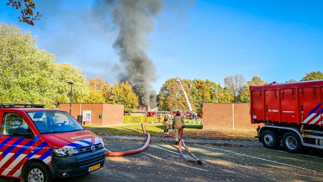 Veel rookontwikkeling bij grote uitslaande brand in gymzaal