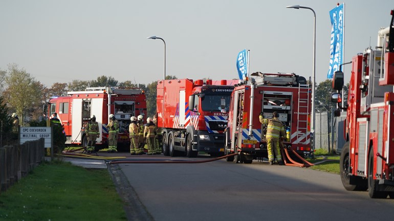 Brandweer rukt uit voor brand in slijperij van metaalbedrijf (Video)