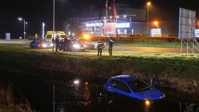 Auto raakt te water in Hoogeveen (Video)