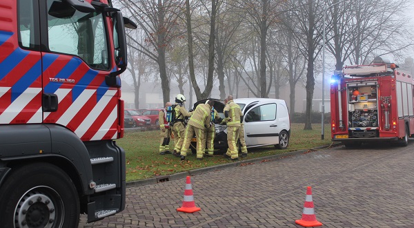 Brandweer blust onder luid applaus van kinderen een autobrand