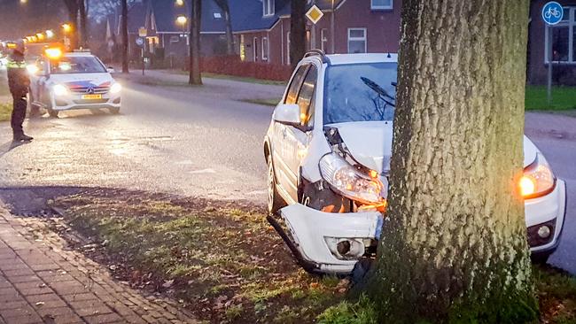 Auto botst frontaal tegen boom (Video)