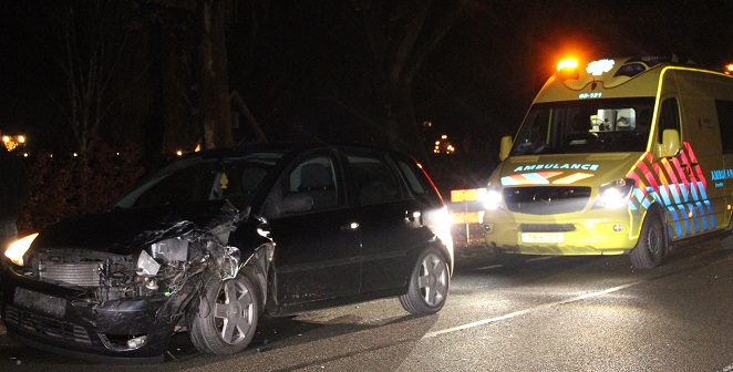 Auto botst op voorganger; bestuurder raakt gewond