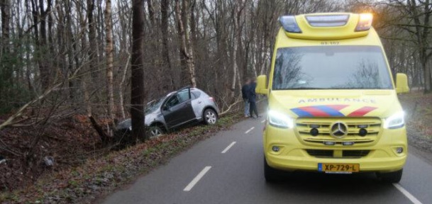 Bestuurder gewond na botsing met boom (video)