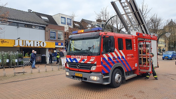 Supermarkt korte tijd ontruimd door brand in meterkast (video)