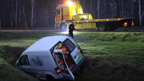 Busje vliegt uit de bocht en komt in de sloot terecht (Video)