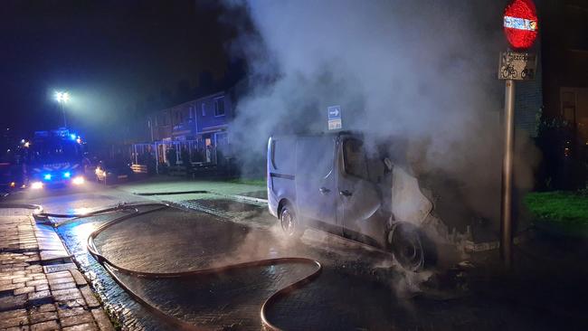 Bedrijfsbus verwoest door behoorlijke brand (Video)