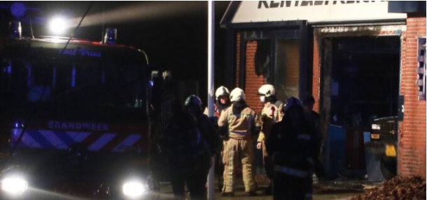 Buitenbrand slaat naar binnen bij garage in Vries (video)