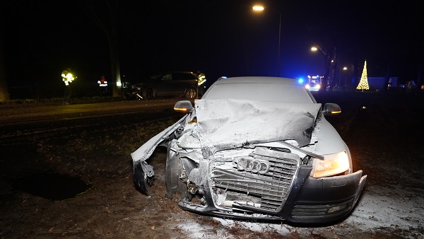 Auto vliegt in brand na botsing met andere auto (video)