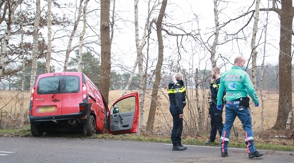 Auto schiet droge sloot in; bestuurder raakt gewond (video)