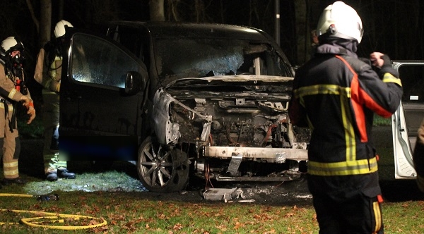 Busje volledig uitgebrand bij zwembad; geparkeerde auto beschadigd (video)