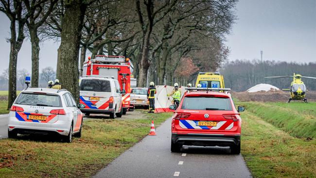 Man komt om het leven bij frontale aanrijding tegen boom (Video)