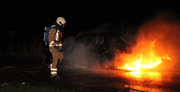 Auto volledig uitgebrand na technisch mankement (video)