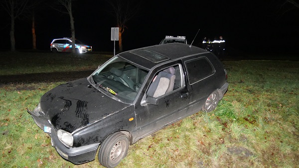 Auto schiet van de weg en komt in droge sloot terecht (video)